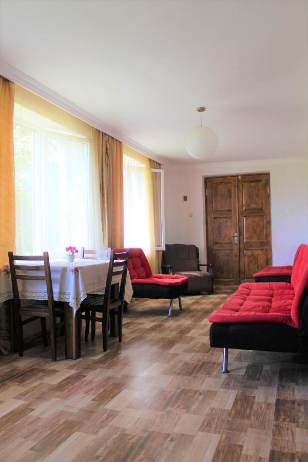 Guest House Racha Ambrolauri Eksteriør billede