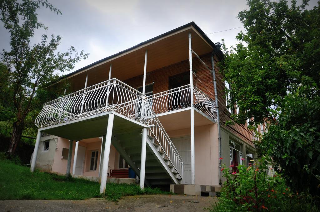 Guest House Racha Ambrolauri Eksteriør billede